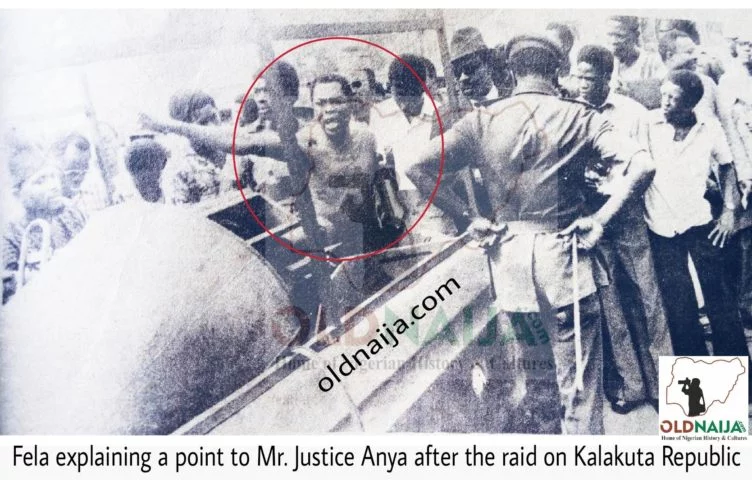 Fela Kuti explaining a point to Mr. Justice Anya after the Kalakuta raid